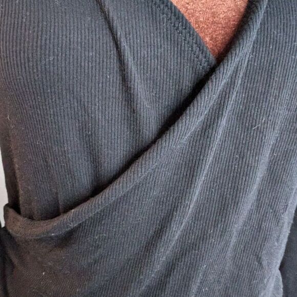 Gap black athletic faux wrap v neck rib knit balletcore top size m - Picture 3 of 4